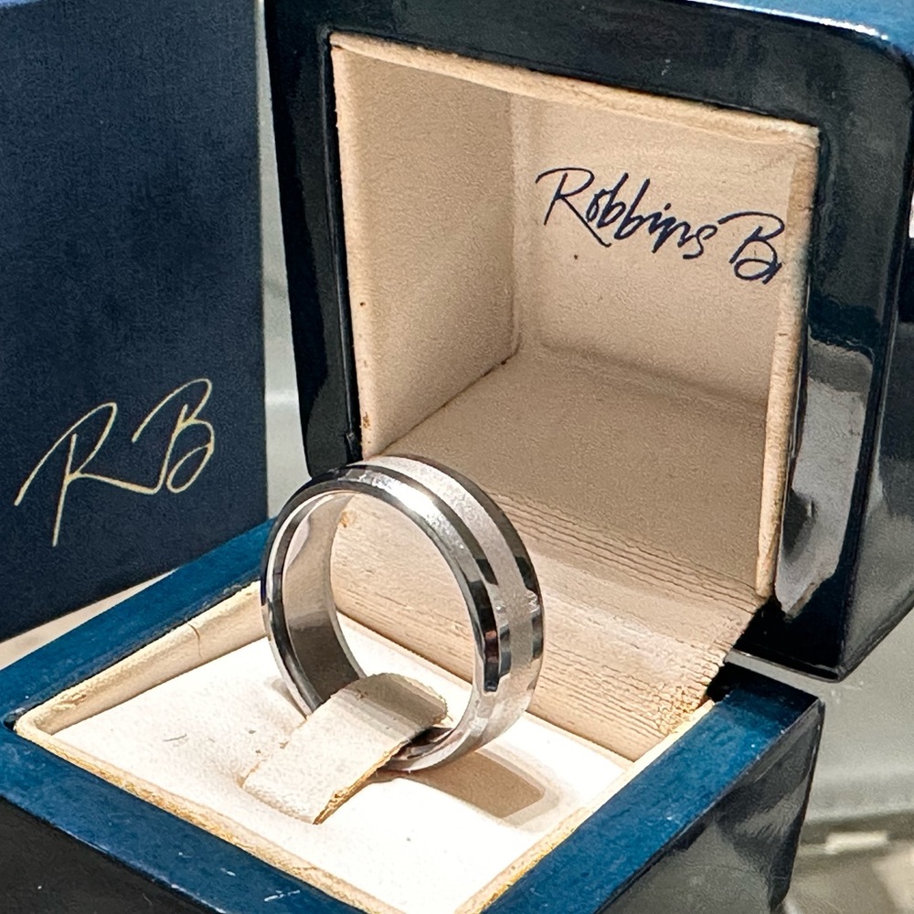 Robbins Brothers Tungsten Carbide band with center Platinum inlay   ( Size: 9)